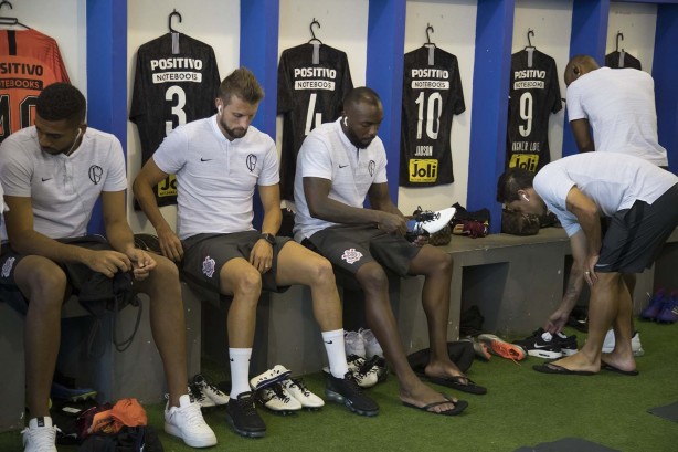 Jogadores no vestiário do estádio do Café, antes do jogo contra o Ferroviário-CE