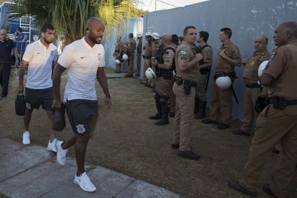 Love e Sornoza chegam ao estádio do Café para jogo contra o Ferroviário, pela Copa do Brasil