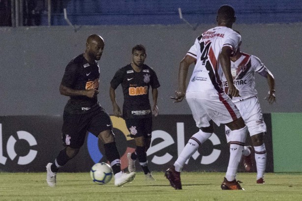 Love e Sornoza em jogo contra o Ferroviário, pela Copa do Brasil