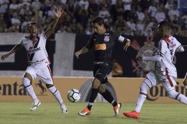 Meia Jadson teve atuação discreta contra o Ferroviário, pela Copa do Brasil