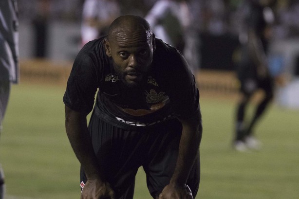 Vagner Love em jogo contra o Ferroviário, pela Copa do Brasil