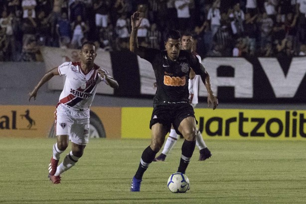 Volante Ralf durante partida contra o Ferroviário, pela Copa do Brasil