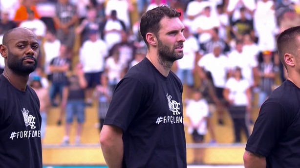 Jogadores perfilados para o hino com a camisa 