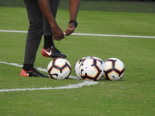 Bola que ser utilizada na Copa Sul-Americana, da Nike, foi usada pelos jogadores do Corinthians