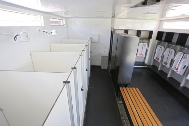 Container parecido com o do CT do Flamengo serve de vestiário no CT da base