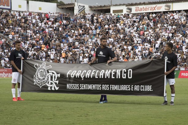 Faixa em condolência à tragédia no CT da base do Flamengo
