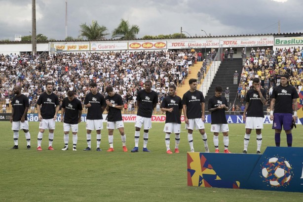 Jogadores do Corinthians prestaram homenagem ao Flamengo por causa do incêndio no CT da base