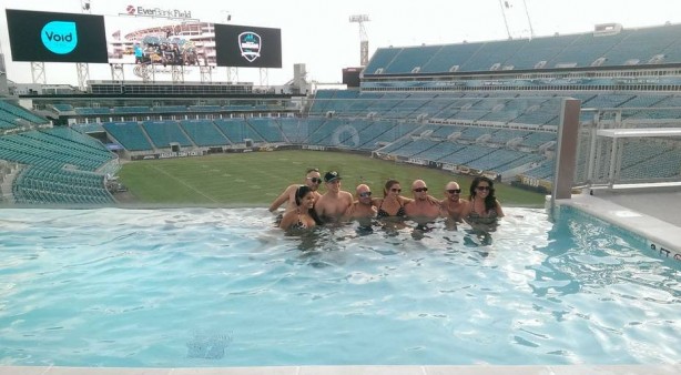 Piscina em estádio de futebol americano na Flórida, nos Estados Unidos