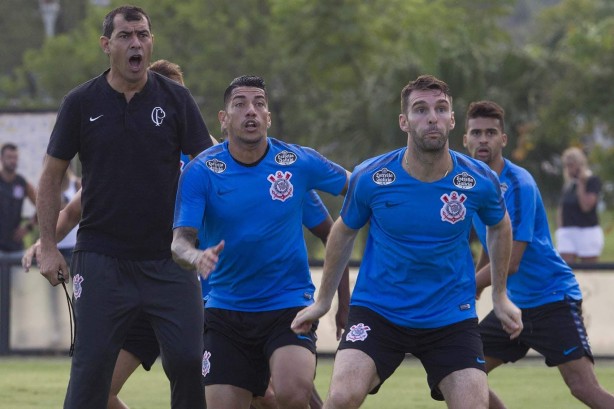 Tcnico orienta atletas em treino de bola parada no CT; Timo tenta ir  segunda fase da Sul-Americana