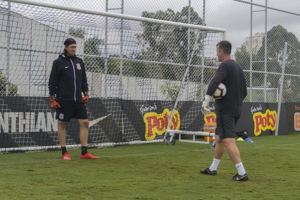 Cássio foi ao gramado nesta quarta no CT do Corinthians