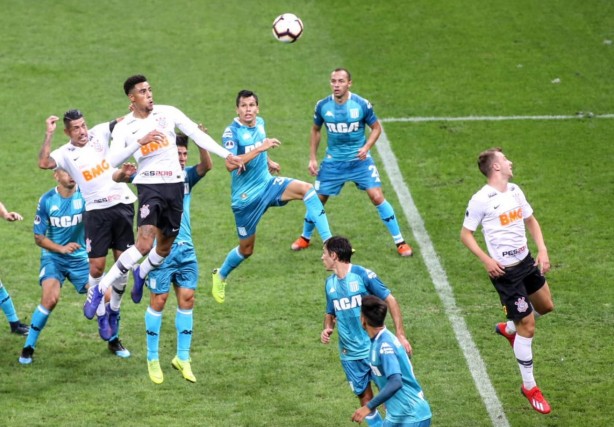 Gustagol sobe para disputa de bola no jogo com o Racing, pela Copa Sul-Americana