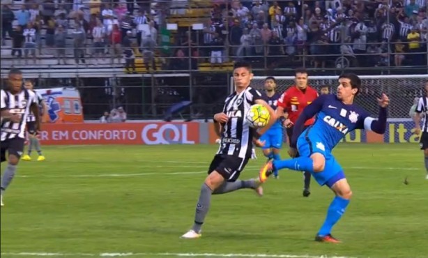 Lateral Diogo Barbosa domina com brao antes de anotar segundo gol do Botafogo