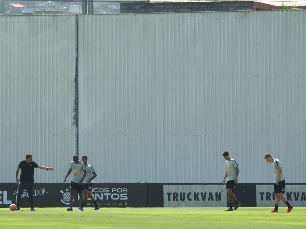 Carille com quarteto que pode iniciar neste domingo