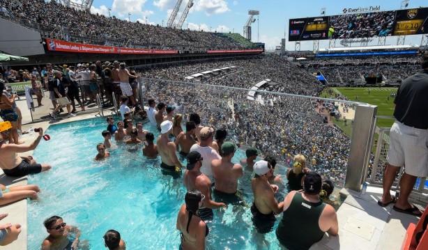 Estdio de futebol americano chamou ateno do mundo por suas piscinas para torcedores