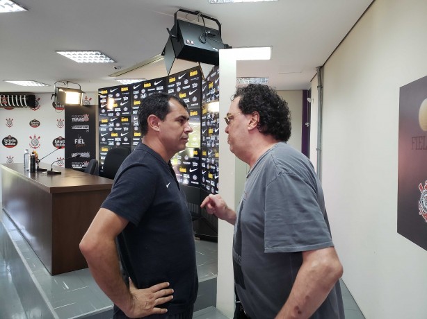 Carille e Casagrande antes do incio da coletiva; ex-jogador foi gravar um quadro para TV Globo