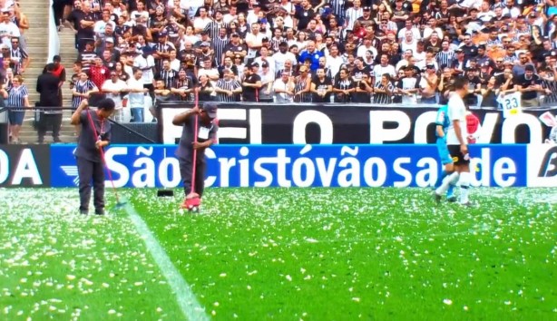 Funcion&aacute;rios da Arena ajudaram a retirar o excesso de pap&eacute;is