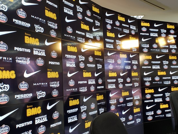 Backdrops das entrevistas precisam ter o logo do BMG em espaço nobre