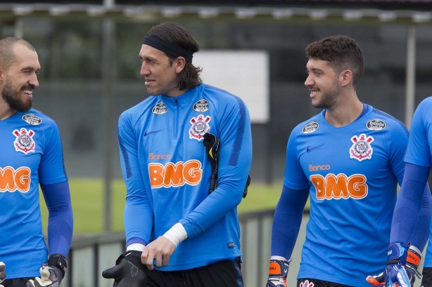 Uniformes de jogo e de treino precisam ter o logo em espao nobre