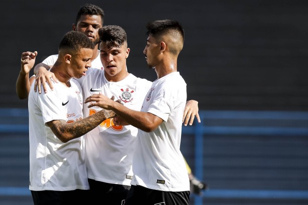 Bilu, Roni, Nathan e Oya comemoram gol contra o River-PI, pela Copa do Brasil Sub-20