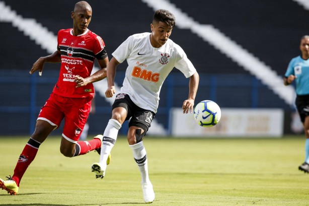 Volante Roni durante jogo contra o River-PI, pela Copa do Brasil Sub-20