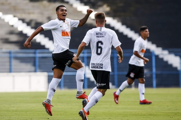 Du e Lucas Piton durante comemoração do gol contra o River-PI, pela Copa do Brasil Sub-20