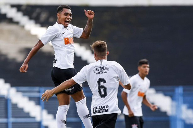 Du e Lucas Piton felizes com o gol do Timãozinho contra o River_PI, pela Copa do Brasil Sub-20