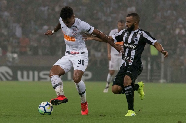 Júnior Urso marcou um dos gols do Corinthians contra o Ceará, pela Copa do Brasil