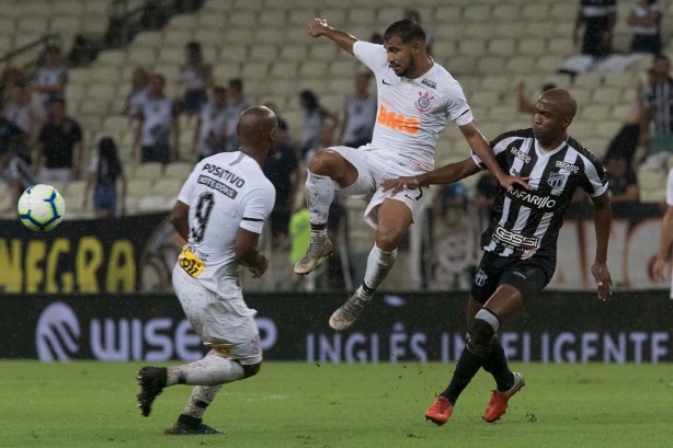Vagner Love e Sornoza em jogo contra o Ceará, pela Copa do Brasil, na Arena Castelão