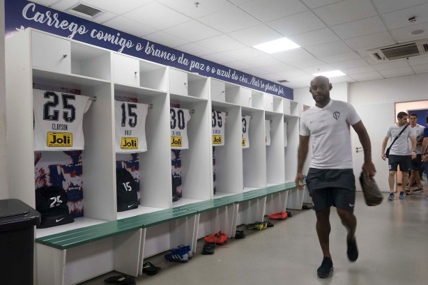 Vagner Love no vestiário antes do jogo contra o Ceará, pela Copa do Brasil