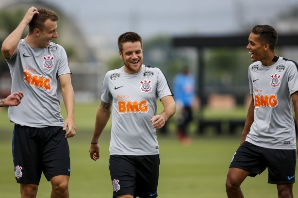 Carlos Augusto, Ramiro e Pedrinho sorridentes no treino de hoje no CT Joaquim Grava