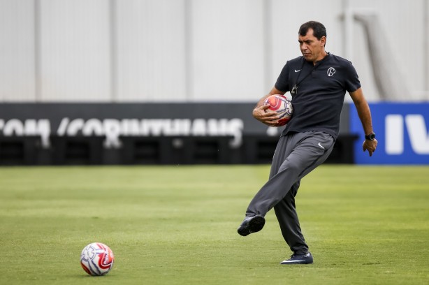 Fábio Carille comandou o treino deste sábado no CT Joaquim Grava