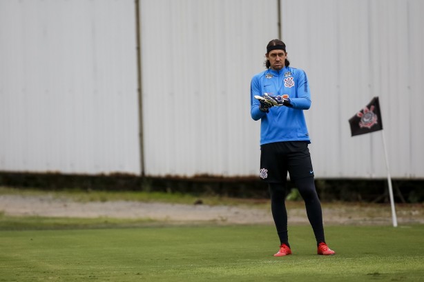 Goleiro Cássio durante treino de hoje no CT Joaquim Grava