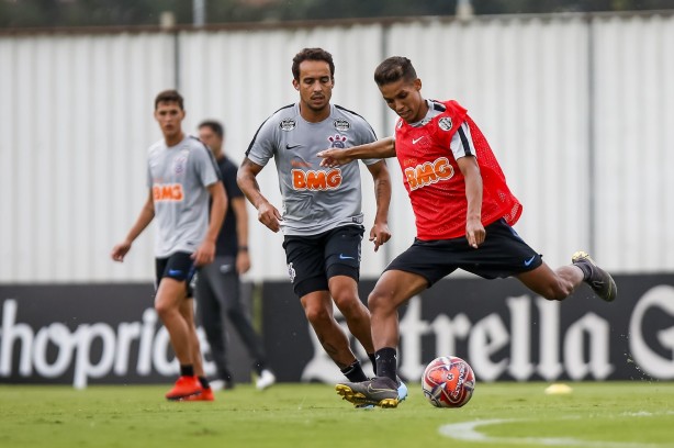 Jadson e Pedrinho no treino desta sexta-feira no CT