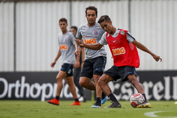 Jadson e Pedrinho treinam no CT Joaquim Grava para enfrentar o Oeste