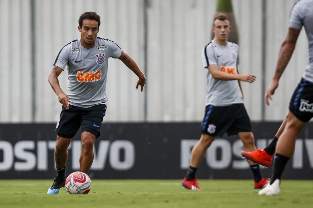 Jadson no treino desta sexta-feira no CT; Corinthians encara o Oeste
