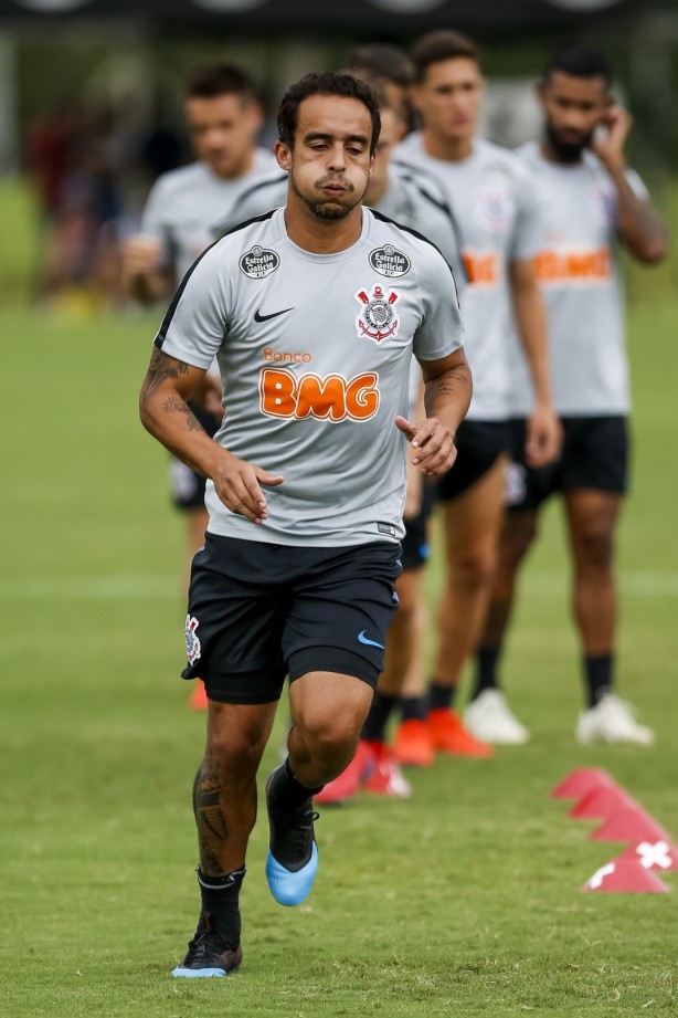 Jadson treina no CT para se manter em forma no duelo contra o Oeste