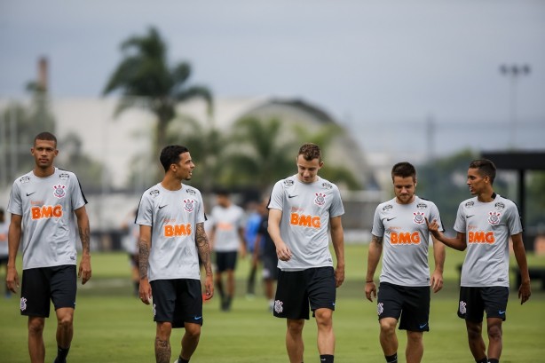 João Victor, Thiaguinho, Carlos Augusto, Ramiro e Pedrinho treina no CT Joaquim Grava