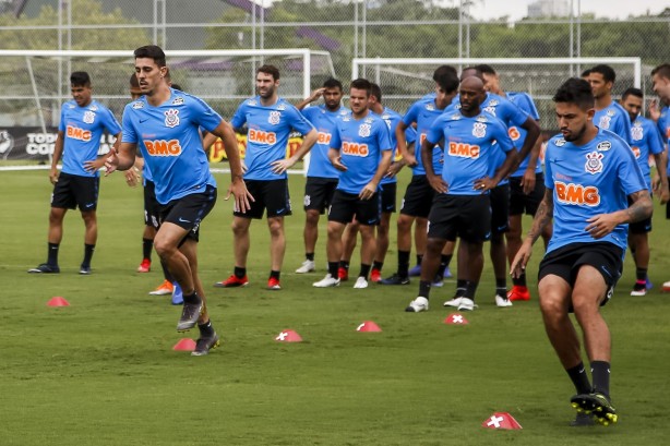 Jogadores treinam na manhã deste sábado no CT Joaquim Grava