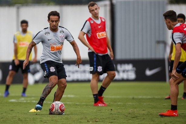 Meia Jadson durante o treino desta sexta-feira no CT Joaquim Grava
