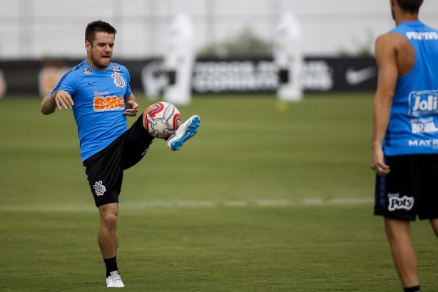 Meia Ramiro no treino deste sábado no CT Joaquim Grava