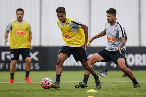 Pedrinho e Pedro Henrique no CT Joaquim Grava durante treino de hoje