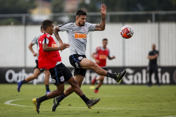 Pedrinho e Pedro Henrique treinam no CT Joaquim Grava