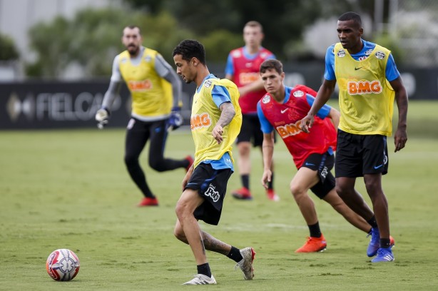 Thiaguinho, Vital e Marllon no treino deste sábado no CT Joaquim Grava