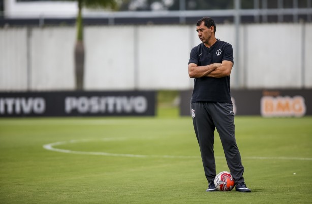 Treinador Fábio Carille comanda o treino para o jogo contra o Oeste