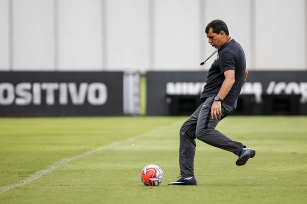 Treinador Fábio Carille no treino deste sábado no CT Joaquim Grava