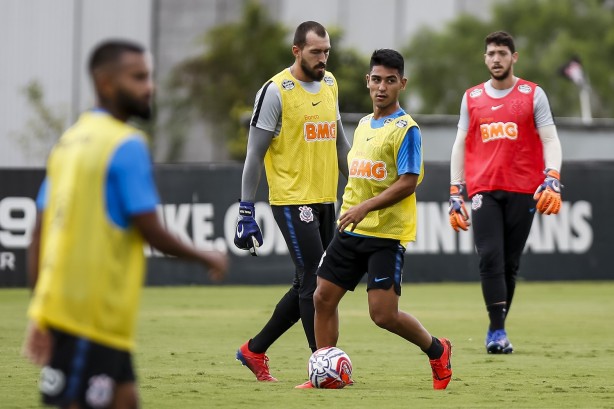 Walter, Oya e Caíque França no treino deste sábado no CT Joaquim Grava