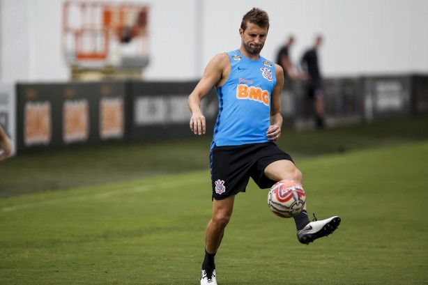 Zagueiro Henrique no treino deste sábado no CT Joaquim Grava