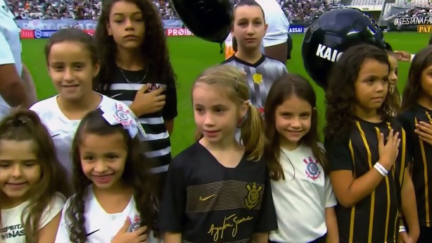 Apenas meninas entraram em campo com os jogadores