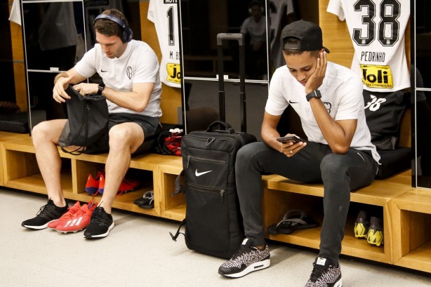 Boselli e Pedrinho no vestiário da Arena Corinthians antes do jogo contra o Oeste, pelo Paulistão