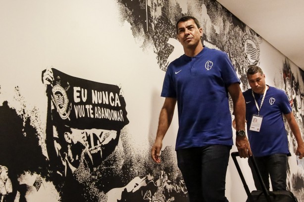 Carille já chega aos vestiários da Arena Corinthians para jogo contra o Oeste